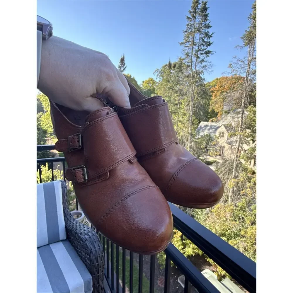CLARKS Artisan Brown Leather BOOTIE Heels Double Buckle Zipper SIZE 8.5 Women’s